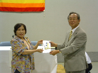 大堀郷子委員長（左）から募金目録を受ける菅田事務局長