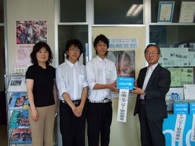 （左から）氏家先生、安田君、松本君、菅田事務局長