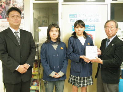 （左から）　岡村賢一先生、斉藤優里奈さん、遊佐歩央さん、菅田俊雄事務局長