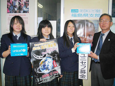 （左から）　小林舞衣さん、冨木恵理香さん、阿部真菜美さん、菅田俊雄事務局長