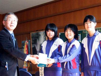 ユニセフへ募金目録を贈呈する（左から）児童代表の山田智慧さん、根本和奏さん、河合奈々さん