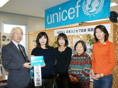 （左から）佐藤一夫常務、蔡小煦さん、菅野愛さん、布田節子さん、石山純恵さん