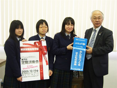 （左から）　阿部真菜美さん、芳賀由希歩さん、小林舞衣さん、佐藤一夫常務理事