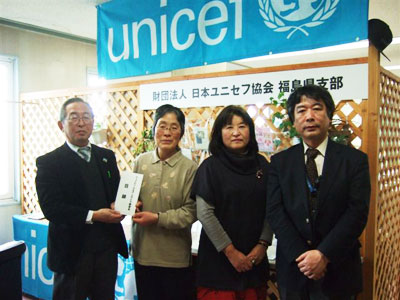 （左から）菅田広報担当、丹治委員長、瓶子理事、宍戸部長