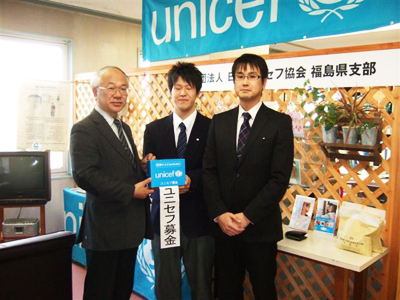 （左から）佐藤一夫常務理事、渡邊幹宏生徒会長、渡部純先生