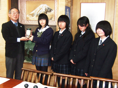 （左から）菅田俊雄広報担当、関根宏美さん、鈴木麻友美さん、佐藤美沙紀さん、相楽麻衣さん