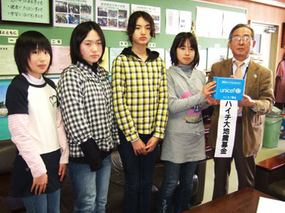 （左から）鈴木さん、若林さん、羽染さん、中島さん、菅田担当