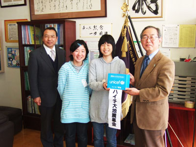 （左から）秋山校長先生、檜山さん、鈴木さん、菅田担当