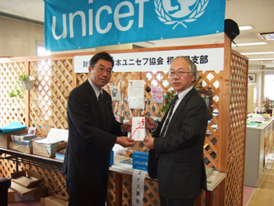 （左から）募金目録を贈呈される松原総務局長と受ける佐藤常務理事