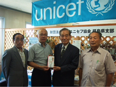 写真（左から）大倉冬樹事務局長、佐藤一夫常務理事、荒木香会長、須田安夫事務局次長