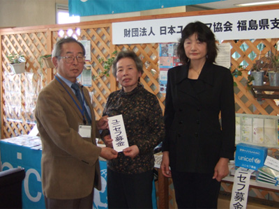 写真（左から）菅田担当、中島孝子さん、古瀬聡子さん