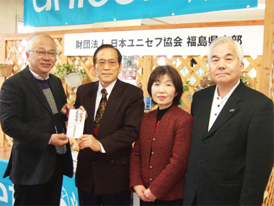 写真（左から）佐藤常務、菅野会長、武田会計担当、愛澤事務局長